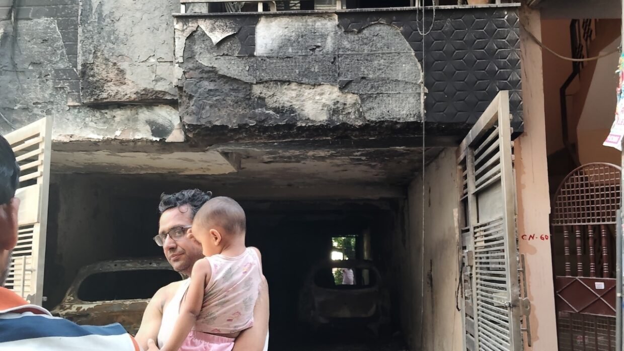 Fire Breaks Out in Virendra Nagar Apartment in Delhi’s Janakpuri, Massive Property Loss Reported Short Circuit Suspected Behind Late-Night Fire Incident