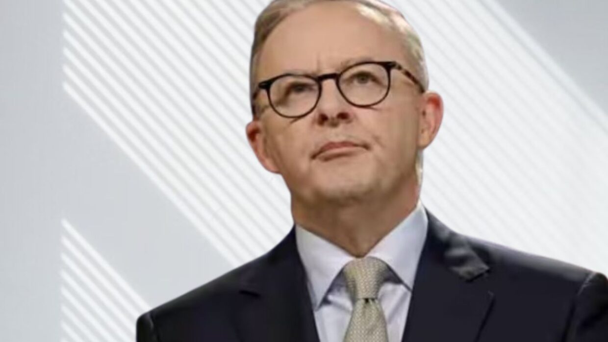 Australia Social Media Curbs Called ‘World-Leading’ by Tim Cook